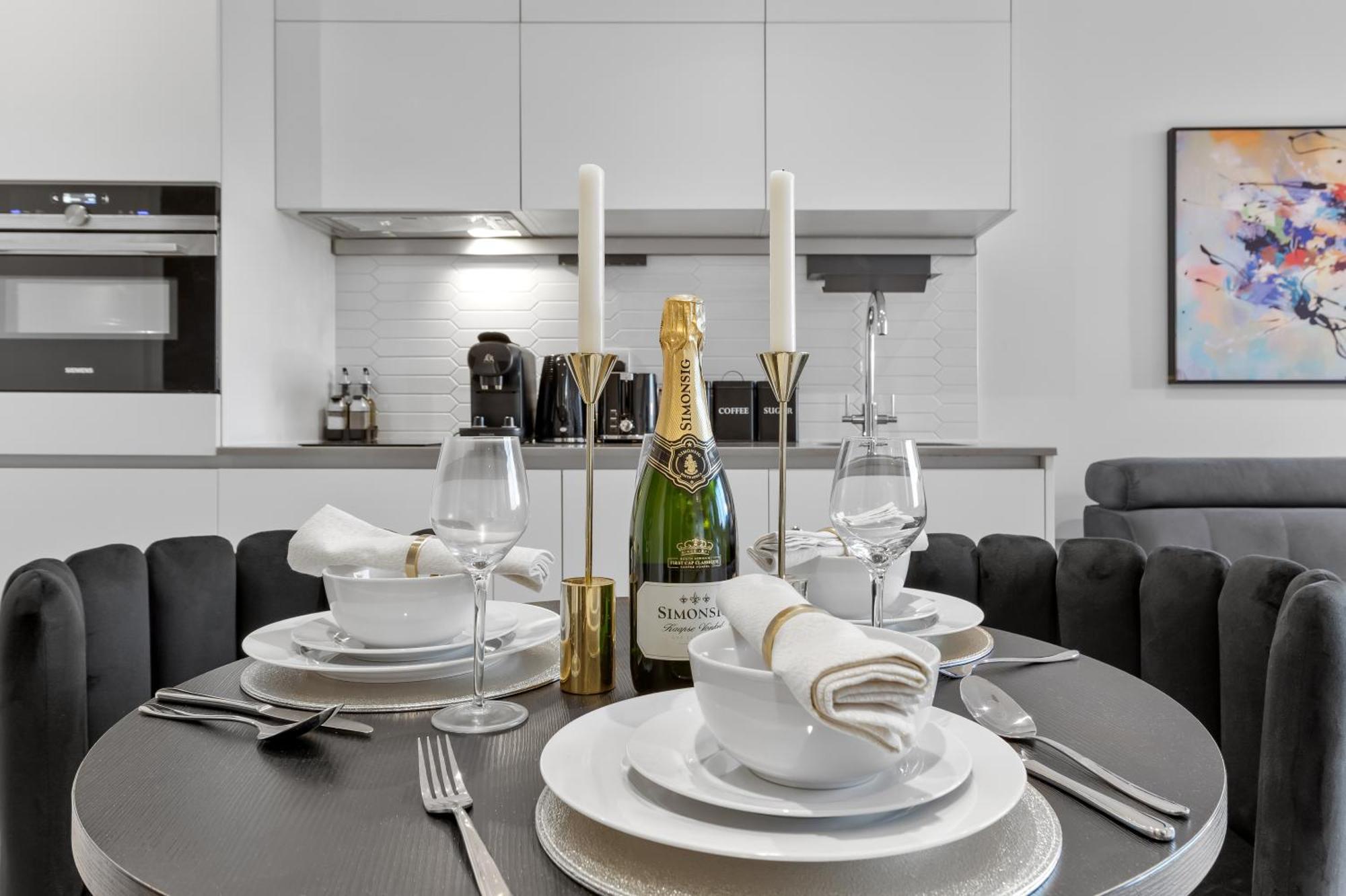 Appartamento Stylish Retreats On Olympic Way Londra Esterno foto
